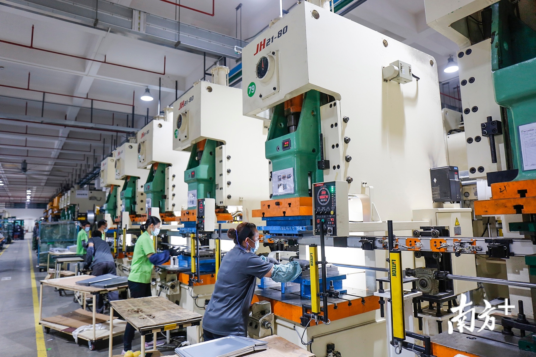 伊莱特智能家电制造基地生产线。