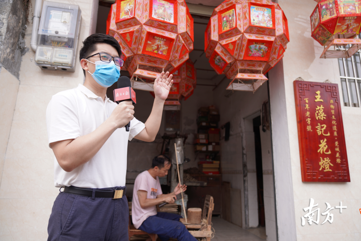 莞城文化服务中心主任方树贵在直播中介绍莞城非遗王藻记花灯