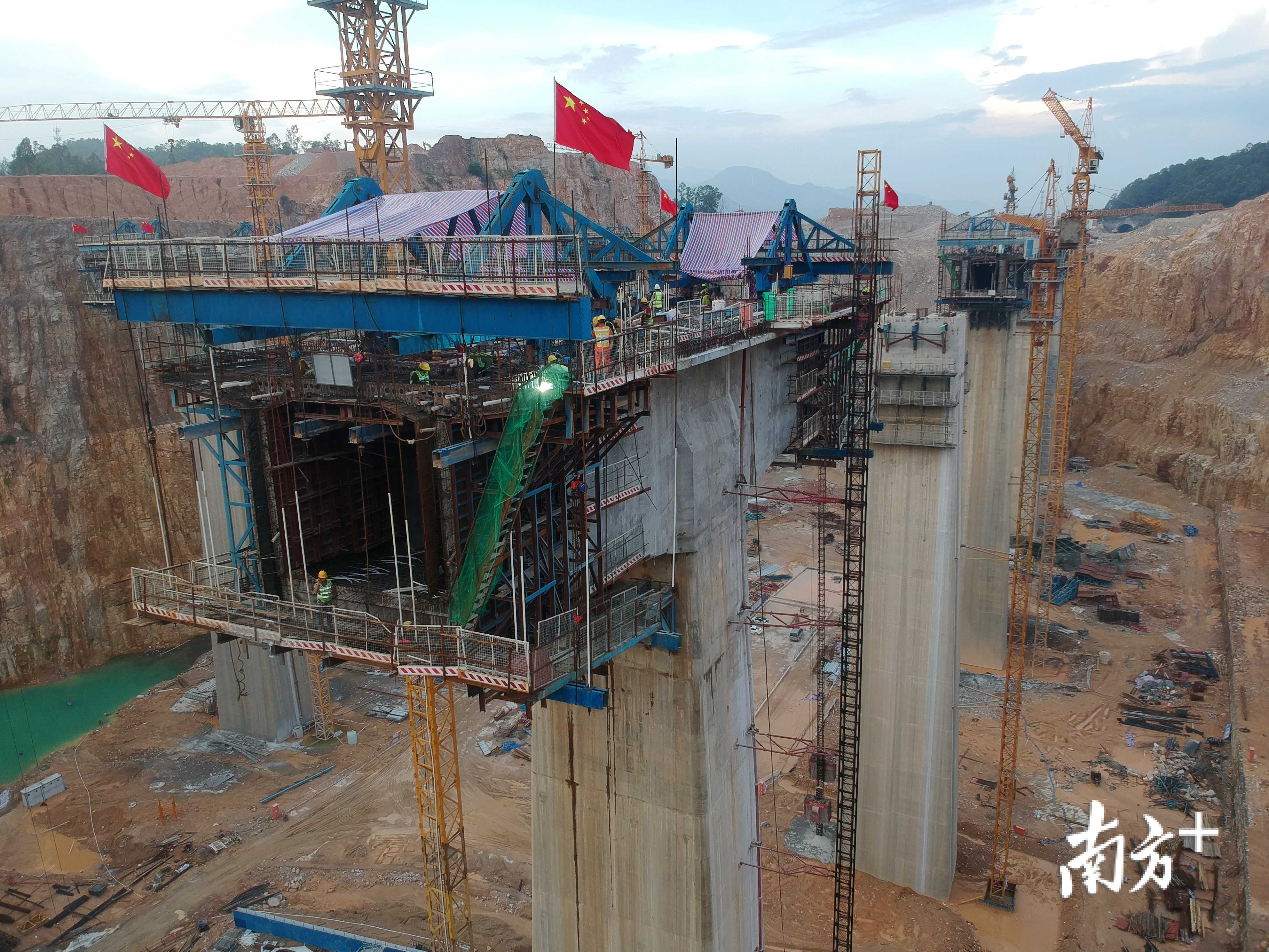 建设中的赣深高铁丰文凹特大桥，坑底距离顶端约80米高。