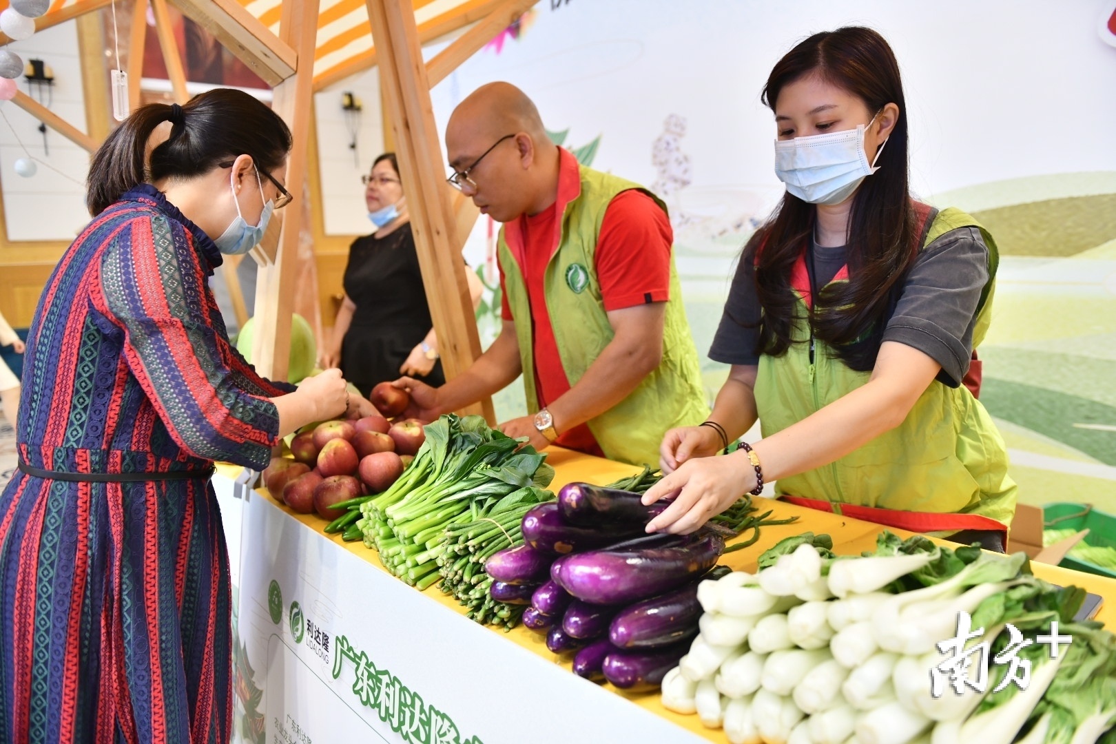 “佛山市粤菜师傅工程·佛味鲜生”优质粤菜食材推介暨创意品鉴嘉年华活动现场，佛味鲜生优质粤菜供应基地带来了特色农产品。戴嘉信 摄