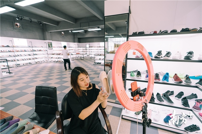 惠东女鞋通过线上广交会平台进行直播带货.南方日报记者王昌辉