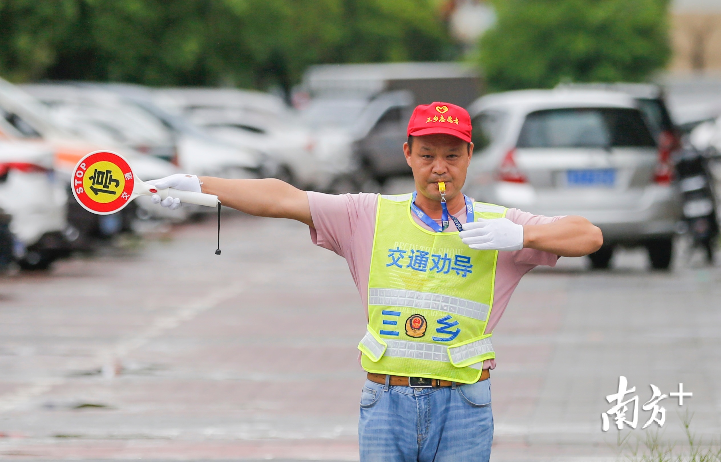 志愿者队伍首创"微笑式"交通引导手势,并向全市各镇区志愿者队伍推广