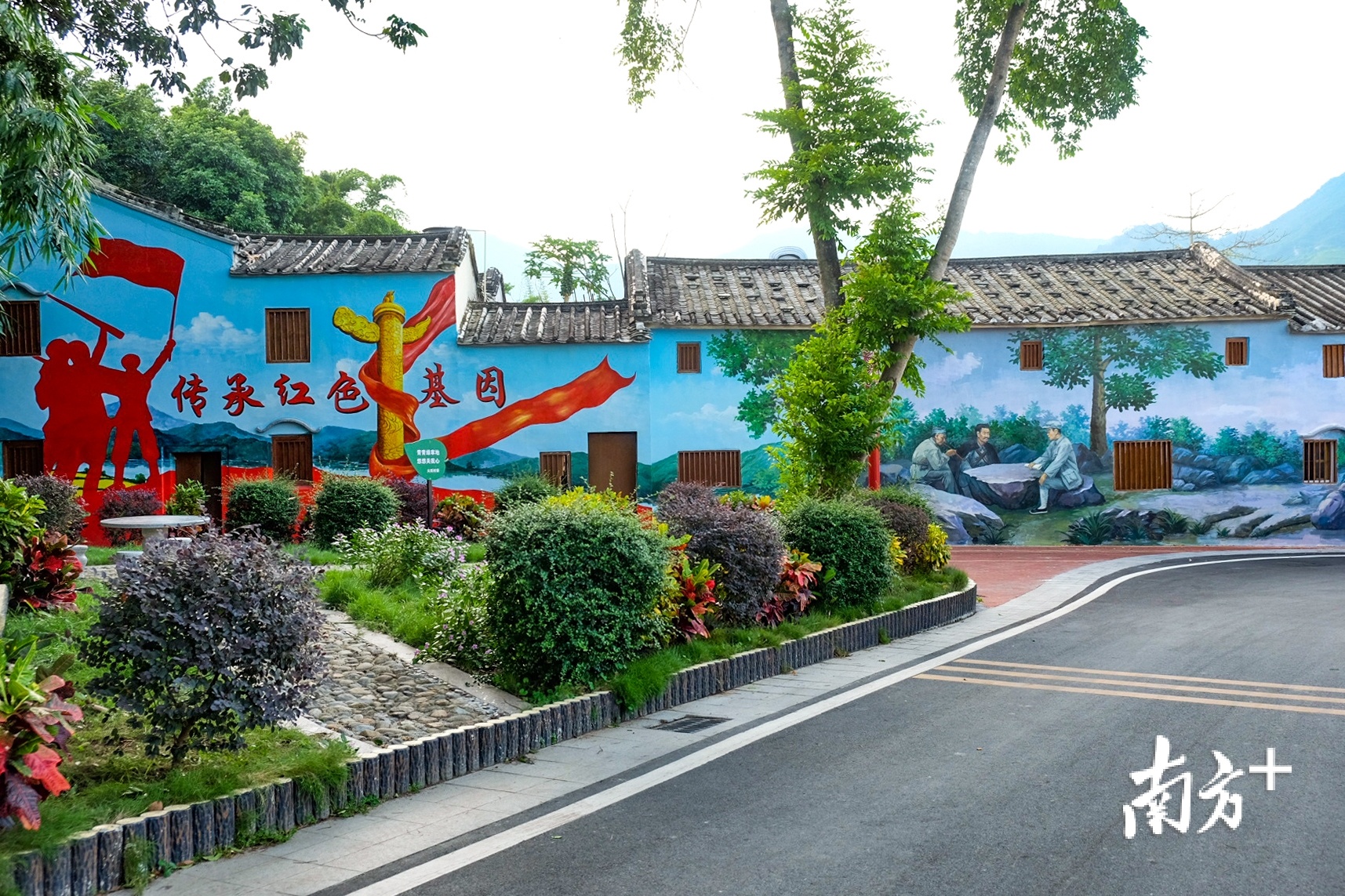 南山镇火炬村以红色旅游为产业，将红色文化资源转化为发展优势。