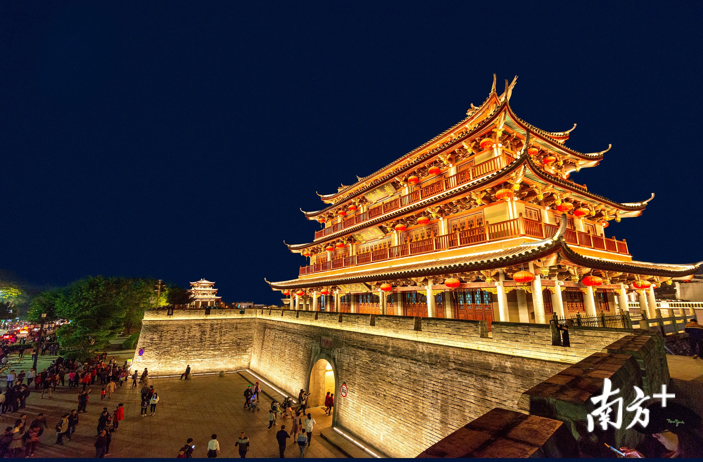 广济楼夜景。陈锡荣 摄