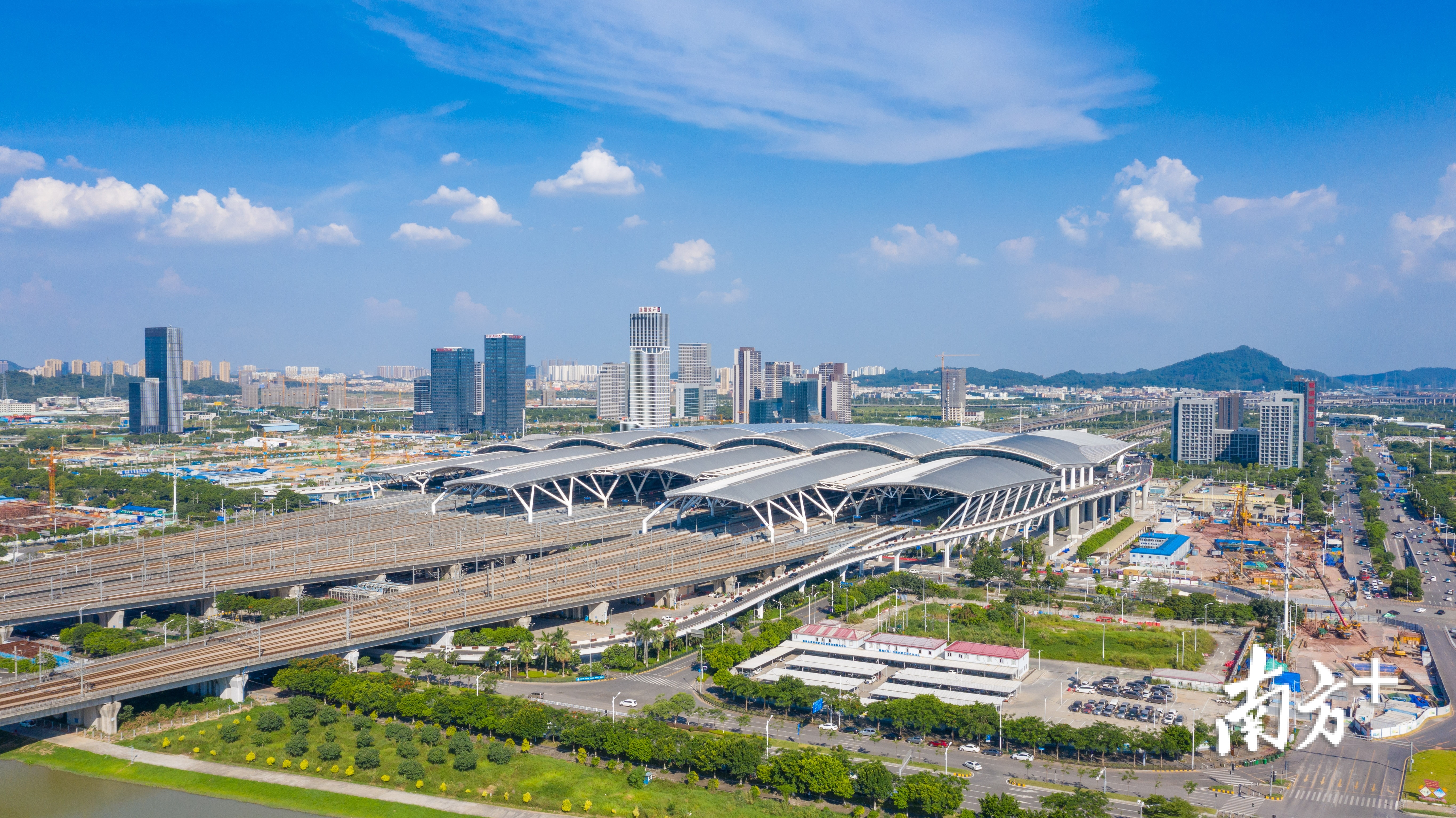 广州南站商务区规划了9条轨道交通、4条道路交通，城市中心价值日益凸显。