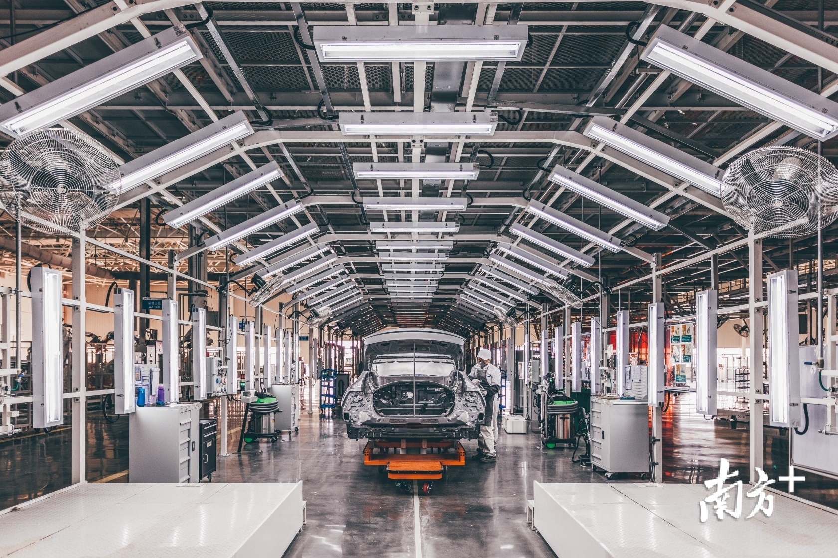 小鹏P7在肇庆量产下线。