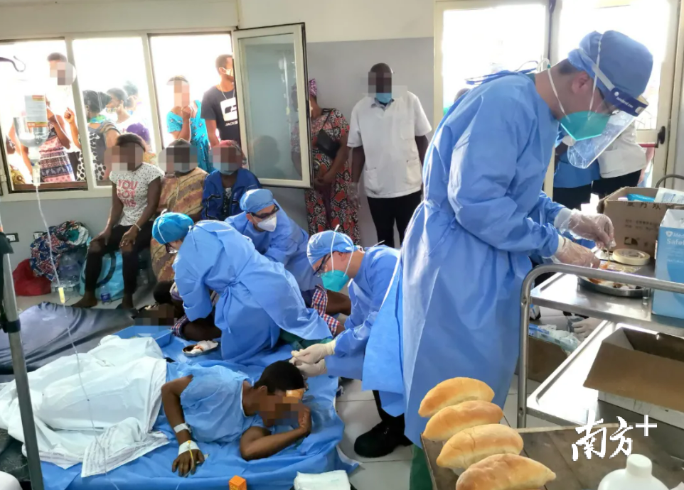 中国（广东）第31批援赤几医疗队巴塔分队参与爆炸事件伤员救治。