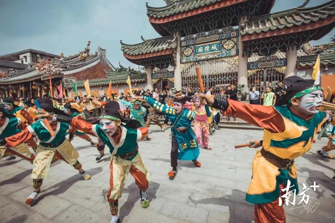 汕潮揭三市文化同源。图为流行于潮汕地区的英歌舞。