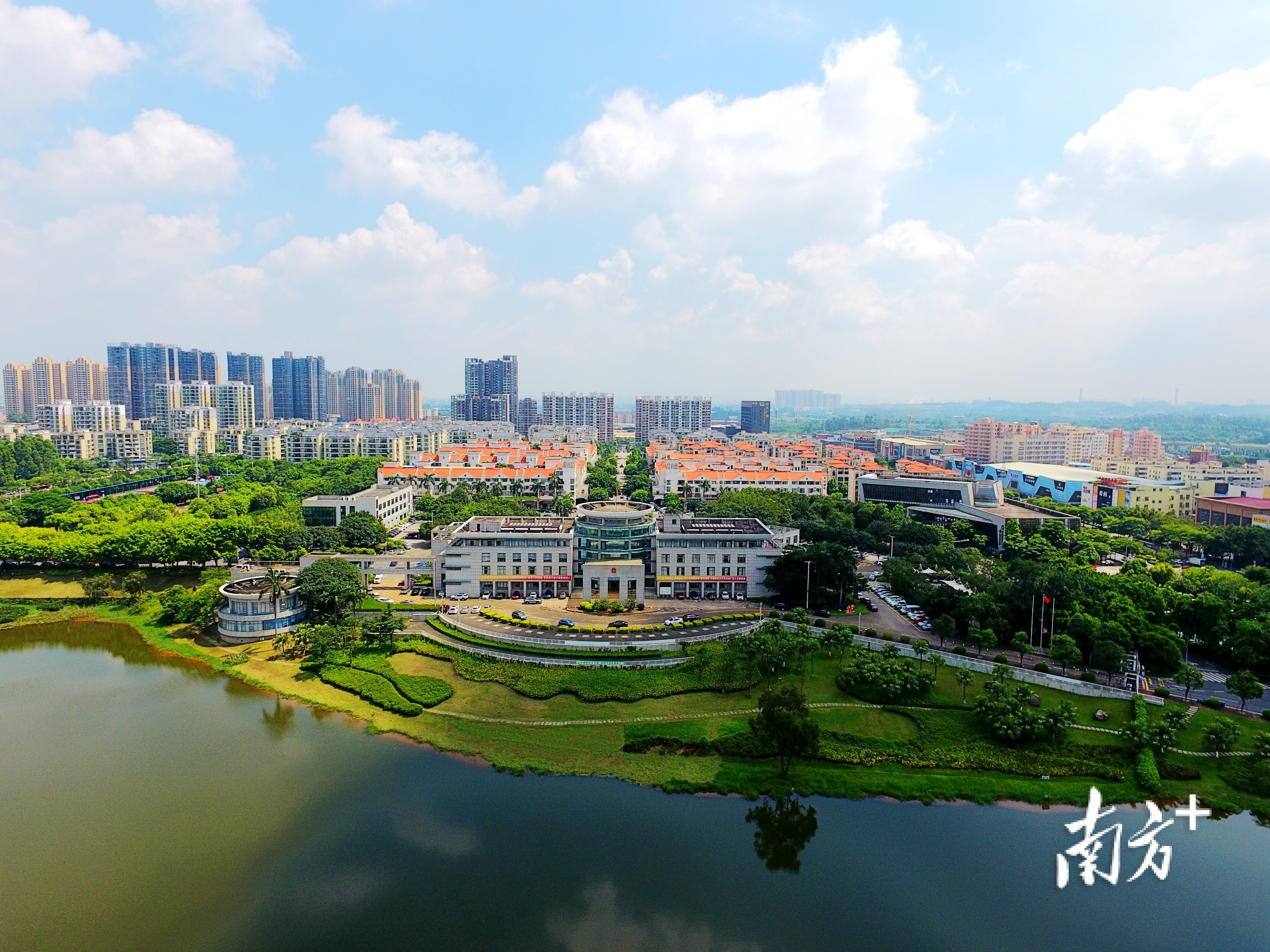 目前,狮山地区生产总值已超1100亿元,规上企业工业总产值超3400亿元,稳居全国综合实力千强镇第二、广东省第一。资料图片 目前,狮山地区生产总值已超1100亿元,规上企业工业总产值超3400亿元,稳居全国综合实力千强镇第二、广东省第一。资料图片