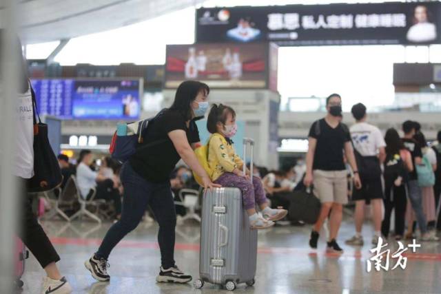 【潮州】潮州花灯市级传承人黄韬打算做走能进现代人生活家庭的花灯。“想让潮州花灯走出潮州，也不止是在节庆的时候才用到，希望潮州花灯可以成为人们日常的用品，放在客厅、床头。”