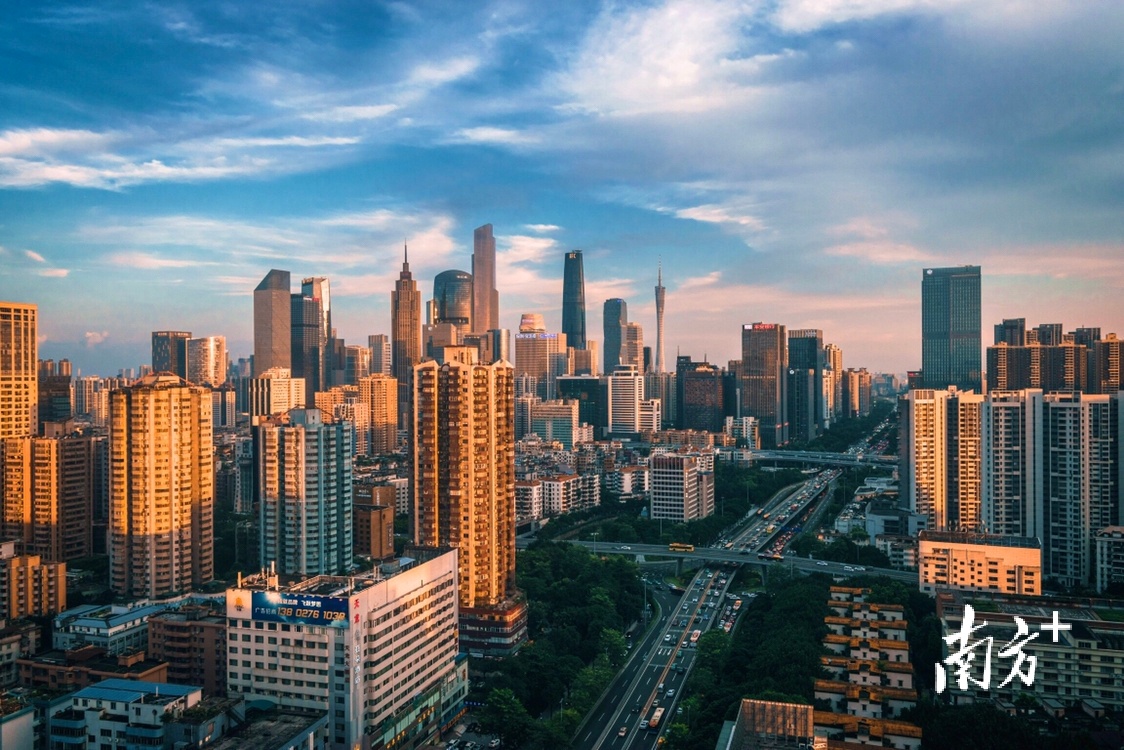 8月28日，广州日落余晖散落在高楼上，犹如披上一层黄金甲。升爺 摄