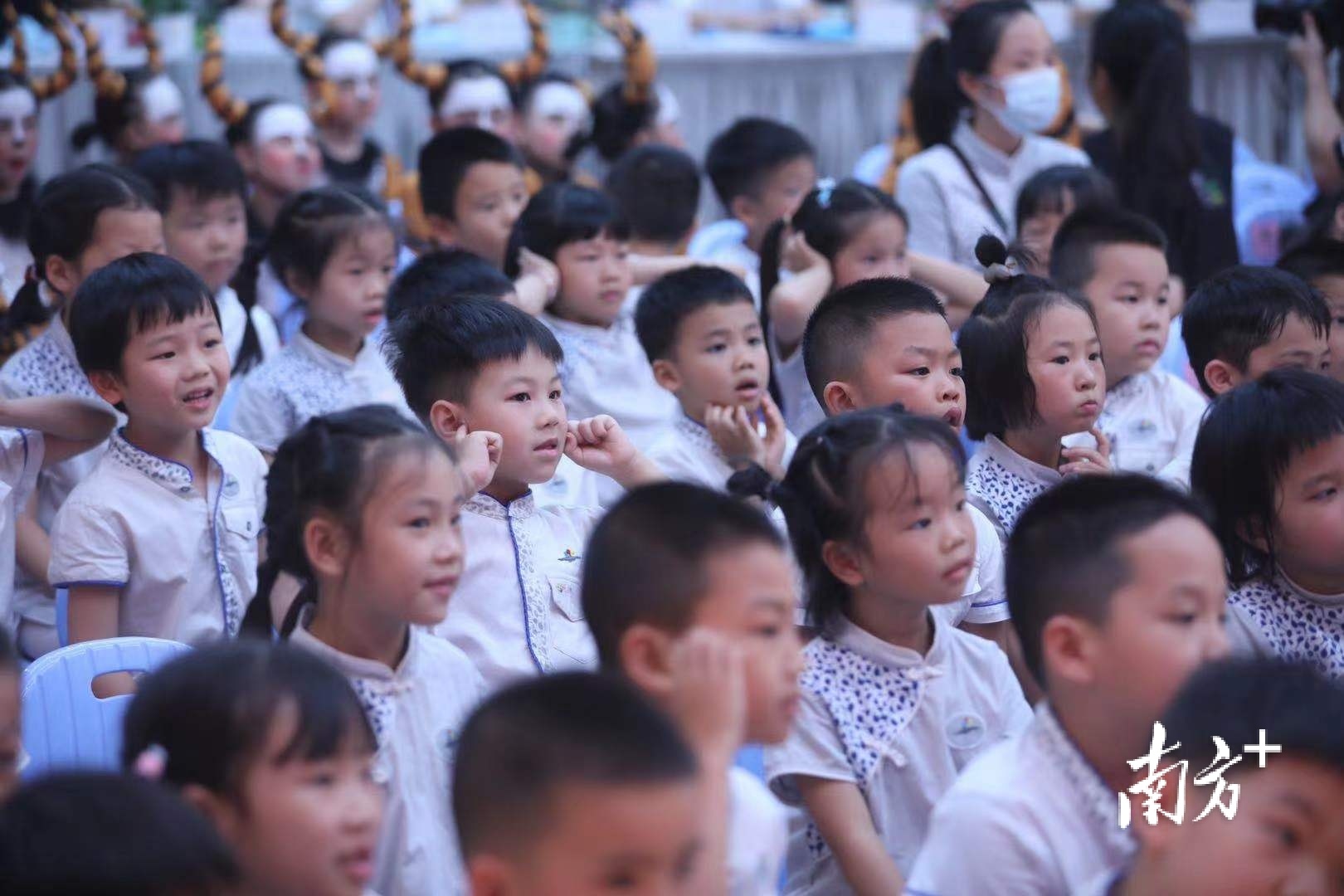 幼儿观看表演。