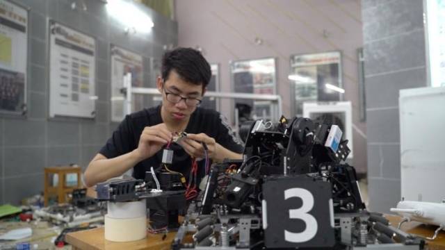 机甲少年剑指RoboMaster大赛：每个工科生心中都有个机甲梦