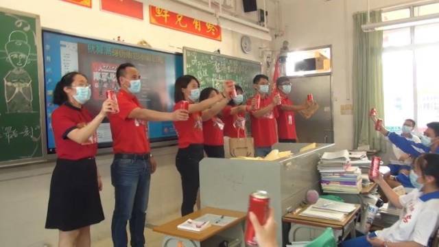 广附高考生的“最后一课”：老师潸然泪下，学生收到定制版可乐