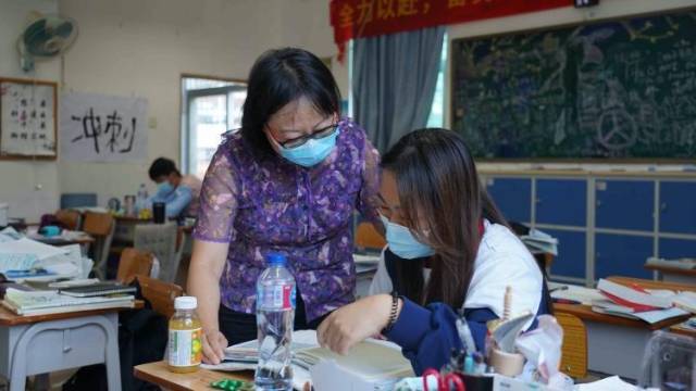 丈夫在一线测核酸，广州一老师带9岁女儿住进学校陪高三生备考
