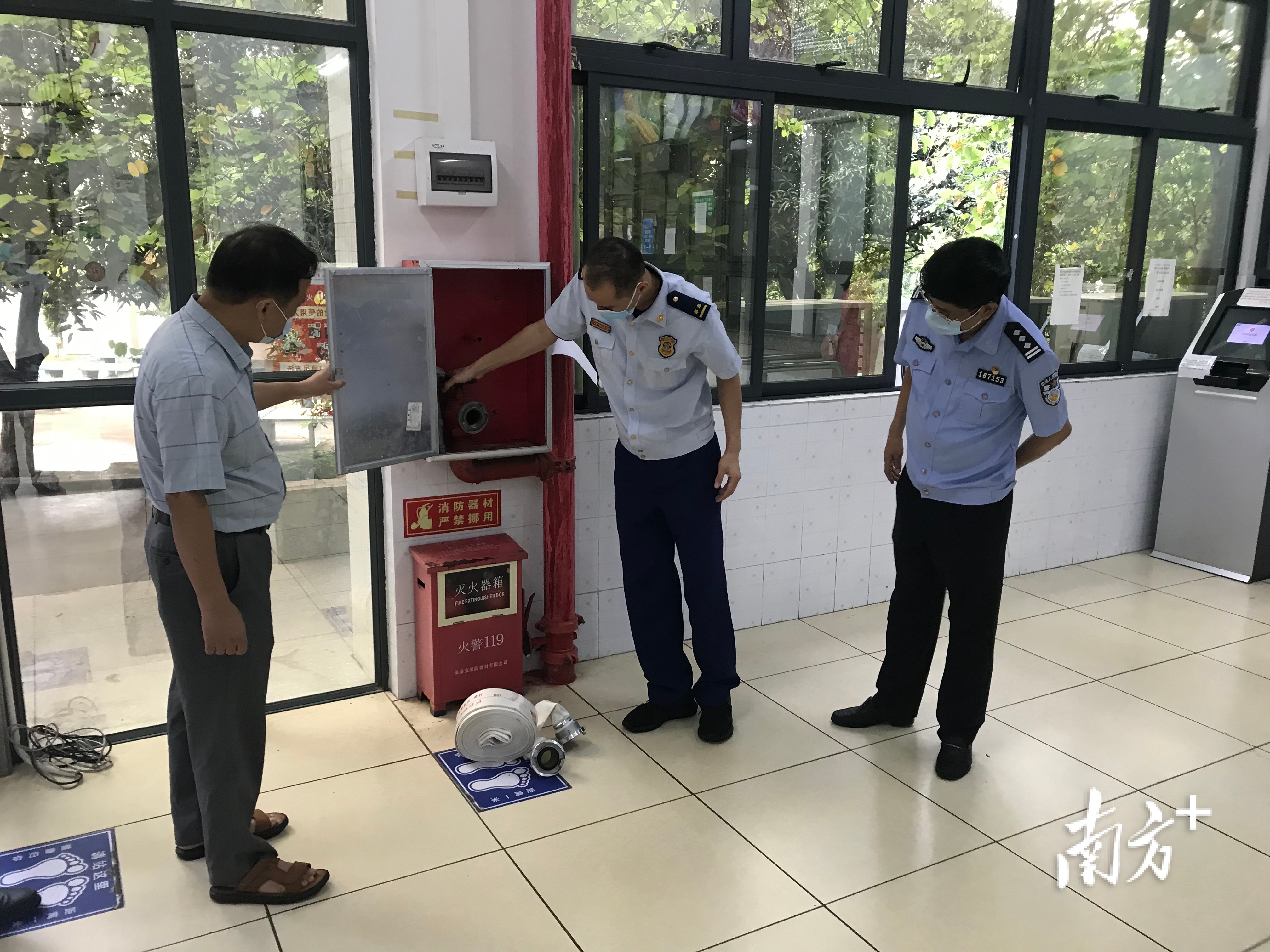 佛山消防检查学校消防栓等消防设施设备是否完好，确保高考消防安全。佛山市消防救援支队供图
