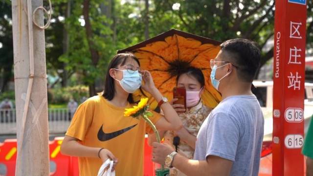 广州一妈妈每天穿不同颜色旗袍为女儿高考加油，女儿：没想到这么正式