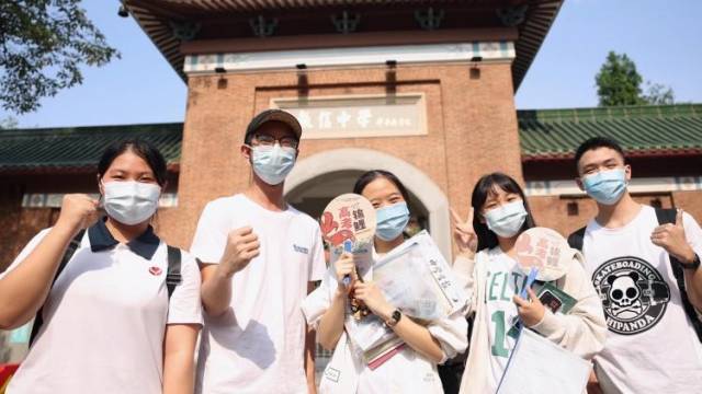 学姐学长走出考场，学弟学妹花式应援，送上高考后第一杯奶茶