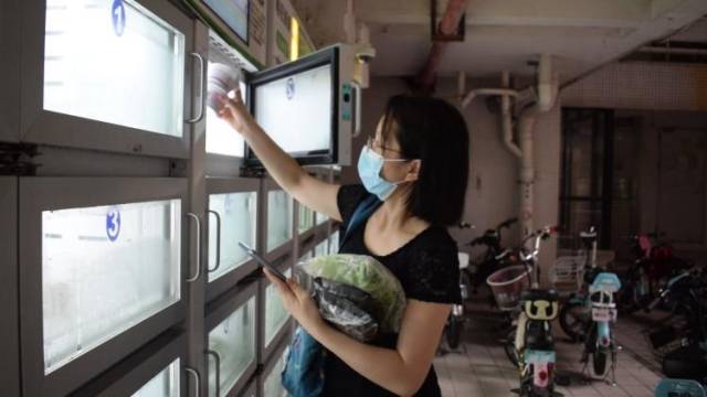 手机下单门口提菜！疫情之下“无接触”生鲜售卖柜备受青睐