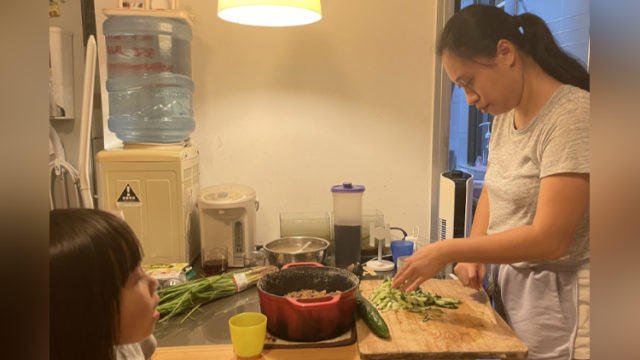 直击广州封控区家庭的端午节:精心准备多种馅料,宅家包粽子