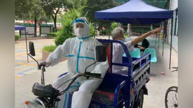 81岁独居老人凌晨发病!广州荔湾封闭区工作人员连夜送医