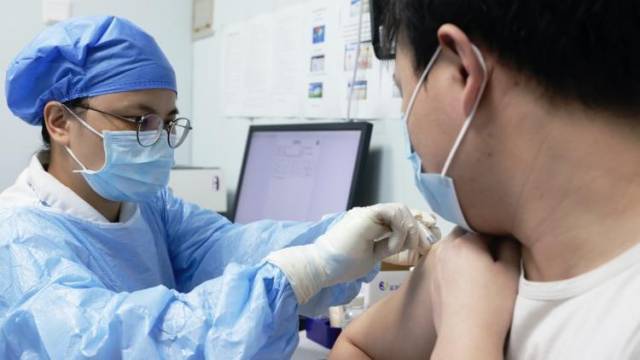 广州海珠加开新冠疫苗接种夜场，2小时内已有600多人接种