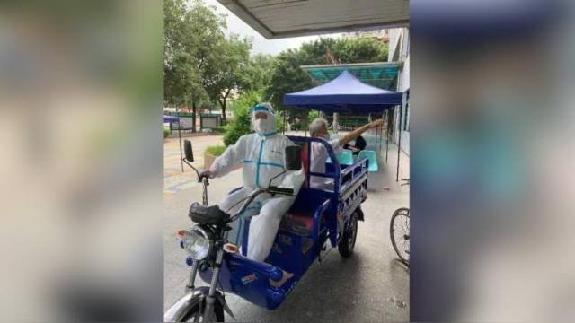 广州荔湾封闭区独居老人患急病！社区工作人员紧急上门伸援手