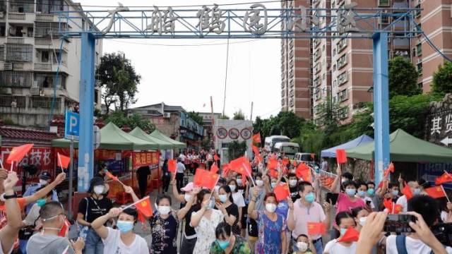 直击广州荔湾鹤园小区解封!居民摇旗庆祝:要去饮茶咯