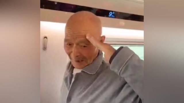 八旬老兵高铁上求助乘务员，获帮助后向旅客敬礼致谢