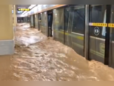 郑州暴雨大水倒灌进地铁站，多站点停运！工作人员称正在维修