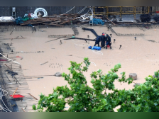 最强暴雨侵袭下的郑州：积水漫过小轿车顶，高速路被大水淹没