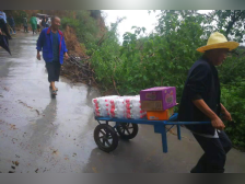 困在河南暴雨中的列车：临停站点附近路被冲毁，物资徒步送达