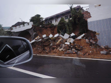 直击暴雨下的河南巩义：国道边防撞石破损，在建楼房露出地基