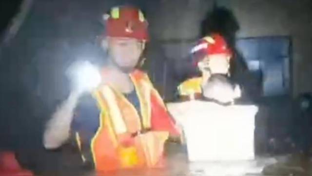 郑州暴雨致大量人员被困，消防连夜救援