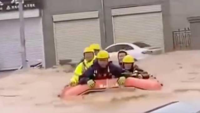 郑州降雨量突破历史极值，消防员开冲锋舟前往救援
