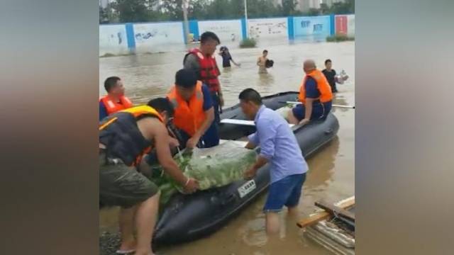 暴雨5天郑州郑东新区仍有内涝，公羊救援队驾冲锋舟转移群众