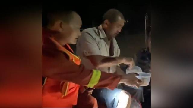 四老汉被困郑州洪水中一天没吃饭，消防员让出暖心饺子