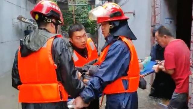 河南新乡暴雨致大量人员被困，消防员紧急护送临产孕妇