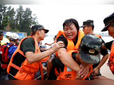 直击河南抗洪一线：有隧道口大量车辆被淹，铲车变摆渡船救人