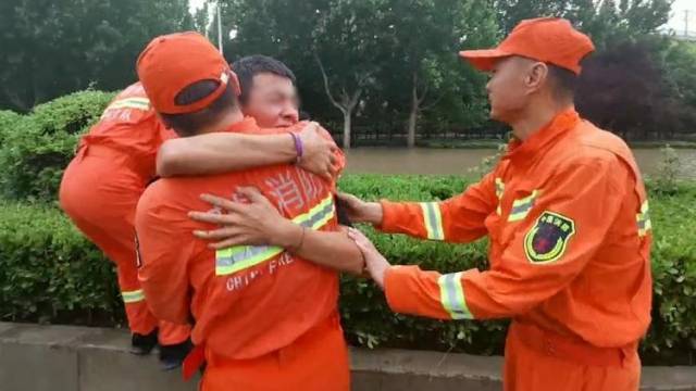 17岁少年滞留郑州5天，路遇救援消防员抱住大哭