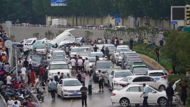 救援力量抓紧对郑州京广北路隧道排水，弃车车主回忆逃生过程