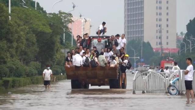 援救、排水、恢复供电……暴雨过后水潮退前，郑州还是中！