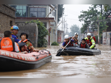 直击河南新乡被淹村庄救援:水漫过平房屋顶,用担架抬出老人