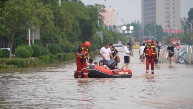 守望相助！河南水灾下的温情瞬间让人“眼睛进沙子”