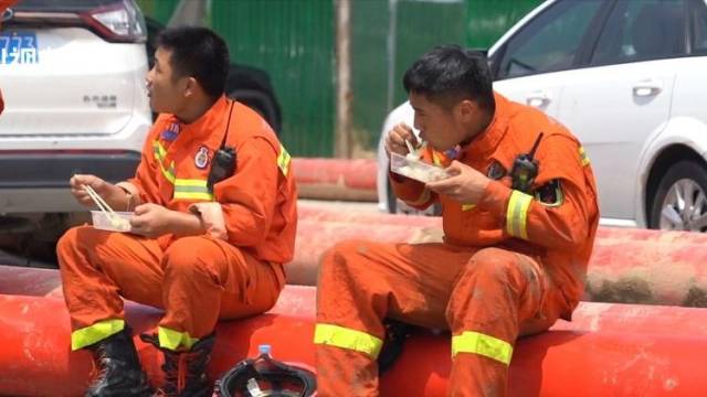 郑州救援人员医院进行排水清淤，居民自发送水饺和几千个馒头