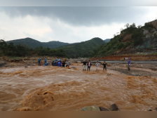 孤岛新生:郑州母亲最后一刻将孩子抛到安全地带感动全网背后