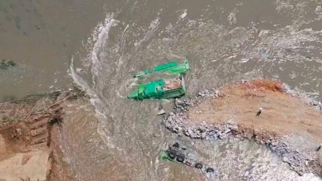 直击鹤壁卫河决口合龙现场：决口逐步缩小，附近村庄被淹