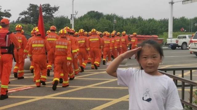 安徽阜阳消防支队集结增援河南，途中遇小女孩敬礼相送