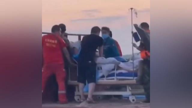 平板车高速上化身敞篷急救车，河南救援队为老人抢救40分钟