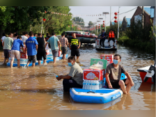 新乡大水渐退，卫辉市区救援队陆续撤离，多个地段继续排涝